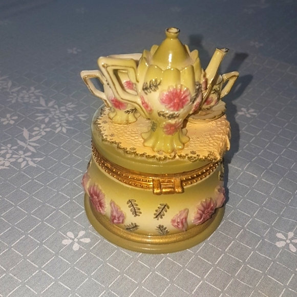 Vintage Tiny Trinket Box - Picture 9 of 12